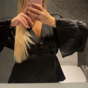 Svart satin blus - Super fin satin blus från Gina tricot som är använd ca 2 ggr💗