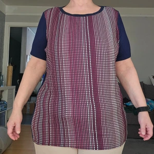 Mönstrad topp från Esprit - Säljer en snygg topp från Esprit i storlek XXL. Toppen har ett unikt mönster i lila, rosa och vitt på framsidan och är enfärgat mörkblå på baksidan. Den har korta ärmar och en rund halsringning. Katt I hemmet. 