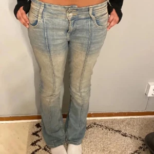 Bootcut jeans bershka  - Säljer ett par blå lågmidjade bootcut jeans från Bershka i storlek 34. Säljer då dom är för små för mig. Används ett par gånger, köpa på plick men är i bra skick. Skriva för fler frågor eller bilder💕