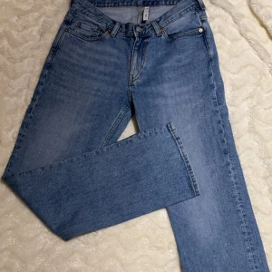 Weekday jeans - Weekday ”Twig” jeans mid waist straight leg, i en ljusblå nyans, storlek 30x32 eller nästan som M, sista bilden är för referens på hur modellen ser ut, inte den faktiska färgen!