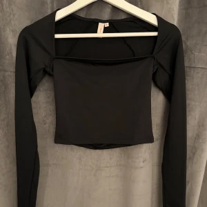 Svart topp NELLY - Snygg svart långärmad topp med fyrkantig urringning från NELLY. Storlek XS. Aldrig använd då den är för liten för mig.💞
