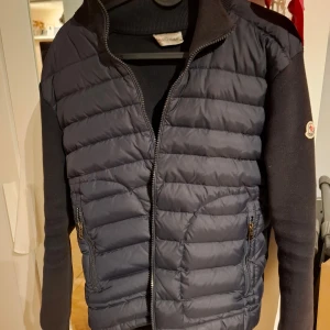 Moncler cardigan  - Dagen har kommit då ja säljer min Moncler cardigan som blivit för liten för mig, allt tyder på att den ör äkta men kan inre garantera upp till 100% men allt tyder på det, storleken är                (1) (S) kan gå med vid snabb affär. Hör av er vid minsta fundering 😊