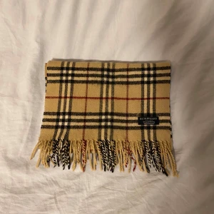 Burberry scarf - mycket bra burberry halsduk till salu mycket bra pris. mycket ny halsduk, köpt i london 2023