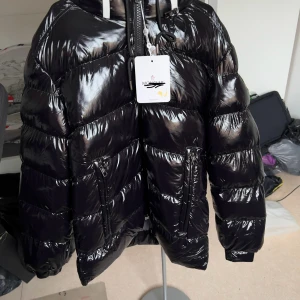 Moncler jacka (oanvänd/helt nytt)  - Säljer denna vackra jackan pga att den är för stor. Storleken på jacksn är XL och skicket på den är 10/10 (oanvänd/nytt) 
