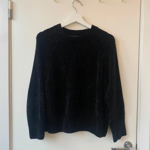 Stickad tröja  - Säljer en svart stickad tröja i fint skick, mysigt och skimrigt tyg. Storlek L men passar även M. Perfekt för kyligare dagar🫶🏼