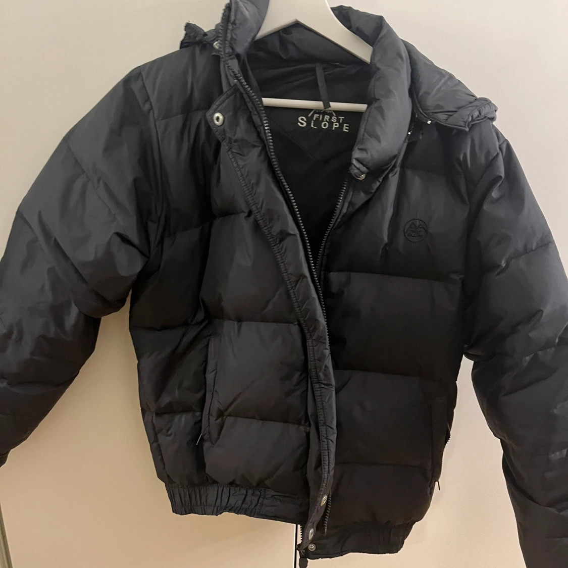 Svart pufferjacka från First Slope - 1