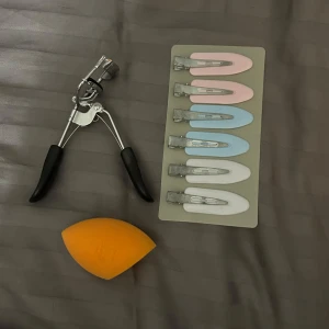 Beauty kit - Säljer det här kitet med en ögonfransböjare, Beauty blender och hårklämmor❤️