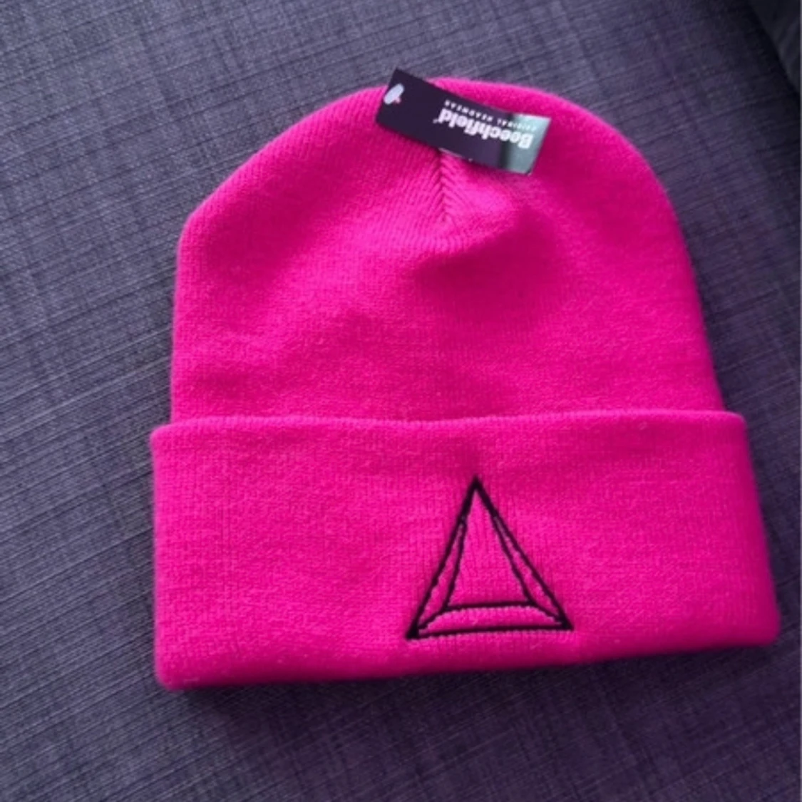 MALUMA Rosa mössa med broderad text - 1