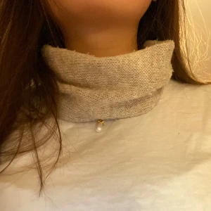 Beige ullbuff - Säljer en jättemjuk och bekväm handsydd ullbuff i en beige färg🩷🩷 Skric för frågor eller flera bilder 