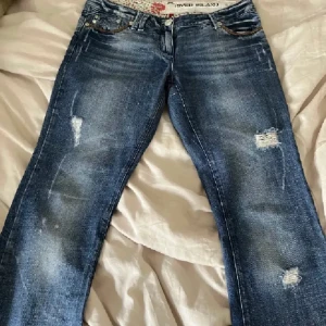 Low waist jeans från River Island - Snygga blå jeans från River Island med slitna detaljer. Säljer för dem är för små.💗💗  storlek 36