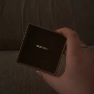 Två ringar, ena med hjärtan och andra med diamanter  - Säljer två ringar. Första ringen är med diamanter och andra är med små små hjärtan runt hela ringen. Köpte dem tillsammans för 399kr. Pris kan diskuteras.