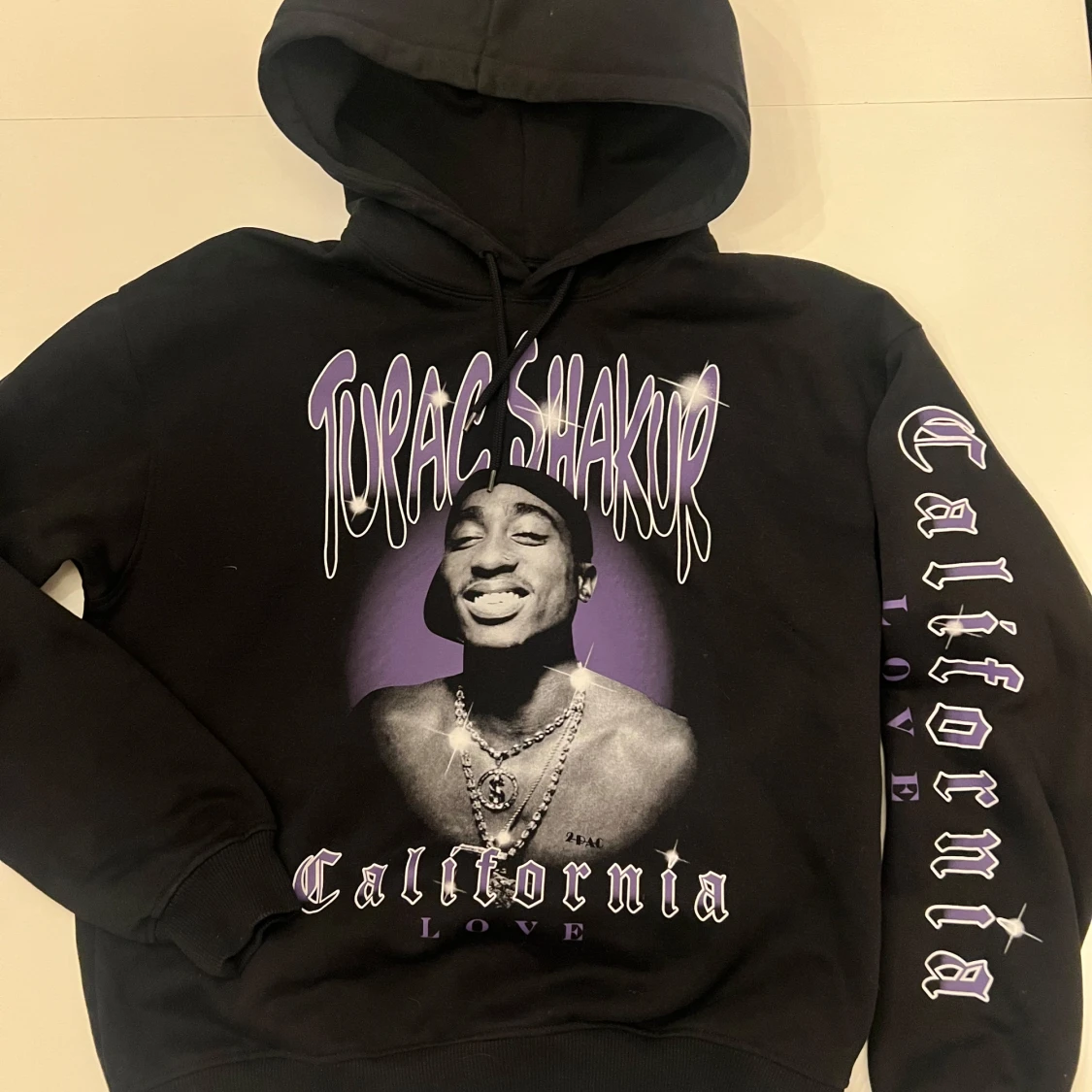 Svart hoodie med Tupac Shakur-tryck