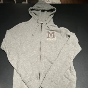 Morris Hoodie - Säljer en skön grå hoodie från Morris | Storlek M men sitter som S | Skick 10/10 | Pris 399kr | Hör av dig vid minsta fundering! 