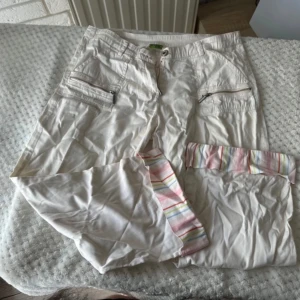 Vita capri cargobyxor - Vita capri cargobyxor med coola detaljer! Perfekta till våren! Kontakta vid frågor:) Står M men är mer som S!
