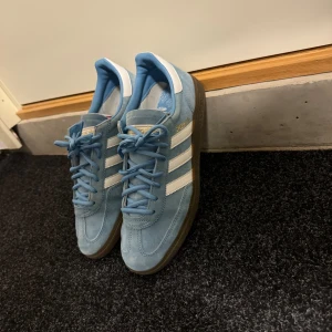 Adidas Spezial - Adidas special ljusblå 43 1/3 Knappt använda, bild på sulan finns ( pågrund av fel storlek )