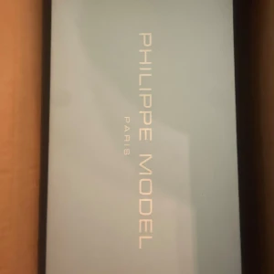 Vita sneakers från Philippe Model - Snygga vita sneakers från Philippe Model med glittriga snören och en stilren design. Perfekta för en trendig look. Jag behöver sälja dom pågrund av att dom är förstora, så ska köpa nya. Har använt dom 2 gånger ute. Nypris 3200 säljer mina för 2800. Skriv för mer bilder 