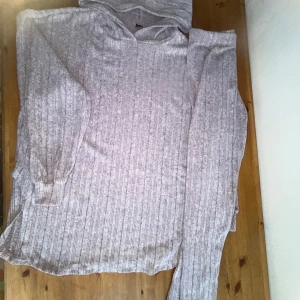 Grå ribbad hoodie från Shein - Mysig grå ribbad hoodie från Shein i storlek L. Perfekt för kyliga dagar med sin bekväma passform och långa ärmar. Huvan ger extra värme och stil. Ett måste för garderoben!