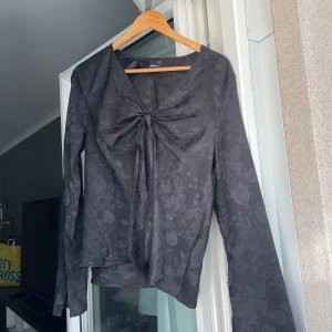 Svart blus från Gina Tricot  - Superfin svart blus med blommor på. Har endast provat den och tagit bort prislapp men har aldrig kommit till användning tyvärr. Slutsåld på hemsidan. Storlek 42 men passar mig som vanligtvis har 38.