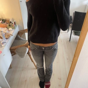 Svart offshoulder tröja - Säljer en snygg svart offshoulder tröja med ribbad design. Perfekt för en stilren look. Tröjan har långa ärmar och en bekväm passform. Passar bra till både jeans och kjol. Skriv om du har frågor! Pris kan diskuteras vid snabb affär!☺️