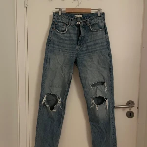 Loose Jeans från Gina - Använda men i bra skick, loose fit så sitter lite löst på mig som brukar ha 36