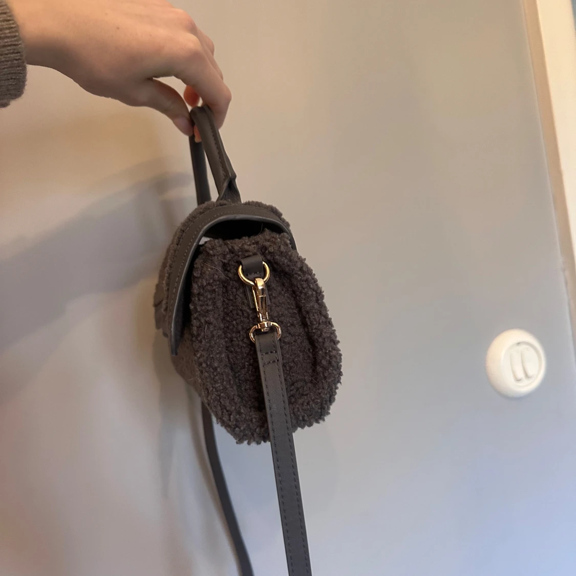 Grå axelväska i teddy-material - 3