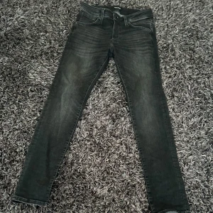 Svarta slim jeans från Jack & Jones - Snygga svarta slim jeans från Jack & Jones i modellen Glenn. De har en klassisk femficksdesign och en bekväm passform. Perfekta för en stilren look. St 27:30. Priset är inte hugget i stenen och kan förhandla 🤝