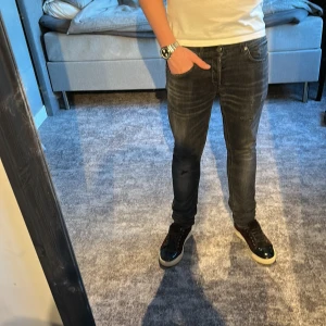 Dondup jeans  - Säljer nu mina riktigt feta Dondup jeans! Dem är i riktigt fint skicka 9/10 har använt dem max i en vecka. Dem är storlek W 31. Skriva om det är något ni fundera över. Kan gå ner i pris vid snabbt köp MVH Olle! 