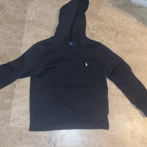 Ralph Lauren hoodie - Tja. Säljer denna dunder snygga ralph Lauren hoodie i stl 152 och skicket är 9/10 ny pris: 1200 hör av er vid funderingar 