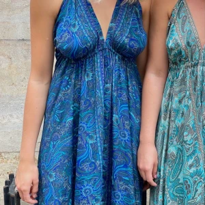 Mönstrad långklänning, säljer liknande som på bilden - Säljer en vacker långklänning med paisleymönster i blå och turkos. Klänningen har en v-ringad hals och är ärmlös, perfekt för sommarens varma dagar. Den har en luftig passform som ger en bohemisk känsla. Dessa klänningar är väldigt populära på sommaren och denna är tidigare köpt av en tjej på plick som köpte denna utomlands🌴☀️💦 jag har endast testat den och tyckte inte den satt bra på mig då jag inte är så lång. Som referens är jag 162 cm! Står ingen st men jag säger att den är S/M