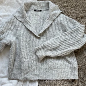 Urringad stickad tröja - Har sånhär kant vid nacken. Lite nopprig och nött vid ärmsluten, men annars inget fel. Från GinaTricot.