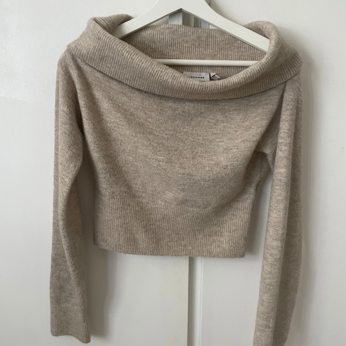 Beige offshoulder tröja från Weekday - 2