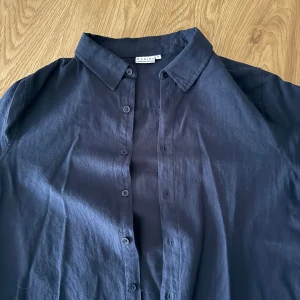 Linne Skjorta - Linne liknande skjorta i storlek S. Säljes då den inte används längre. 50kr 