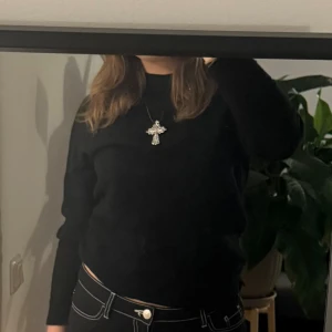 Svart tröja från C.W. - Säljer en stilren svart tröja från C.W. i storlek S. Tröjan har en klassisk design med långa ärmar och rund hals. Perfekt för en minimalistisk look. Passar bra till både jeans och kjol.