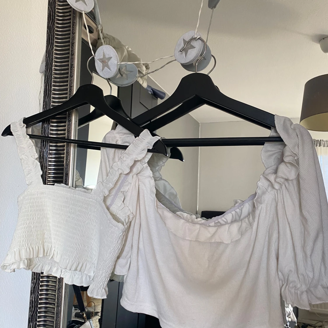 Vita toppar med volangdetaljer - 3