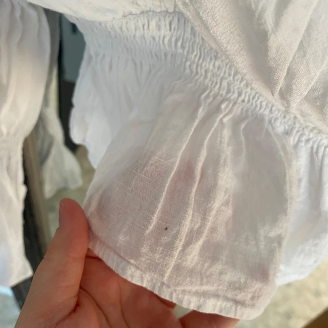 Vit blus med volangdetaljer - 4