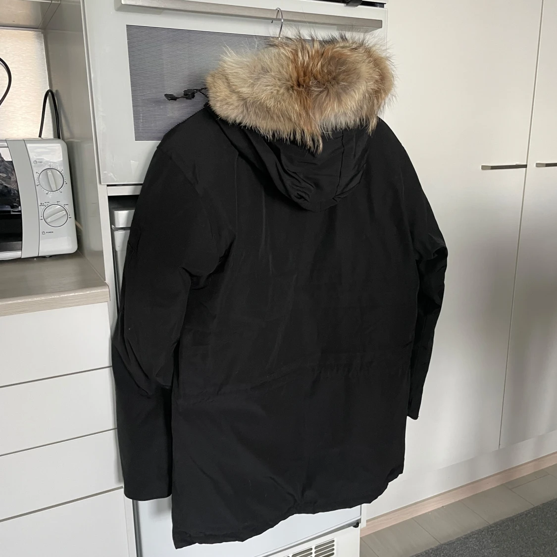 Svart parkajacka med pälsdetaljer - 1