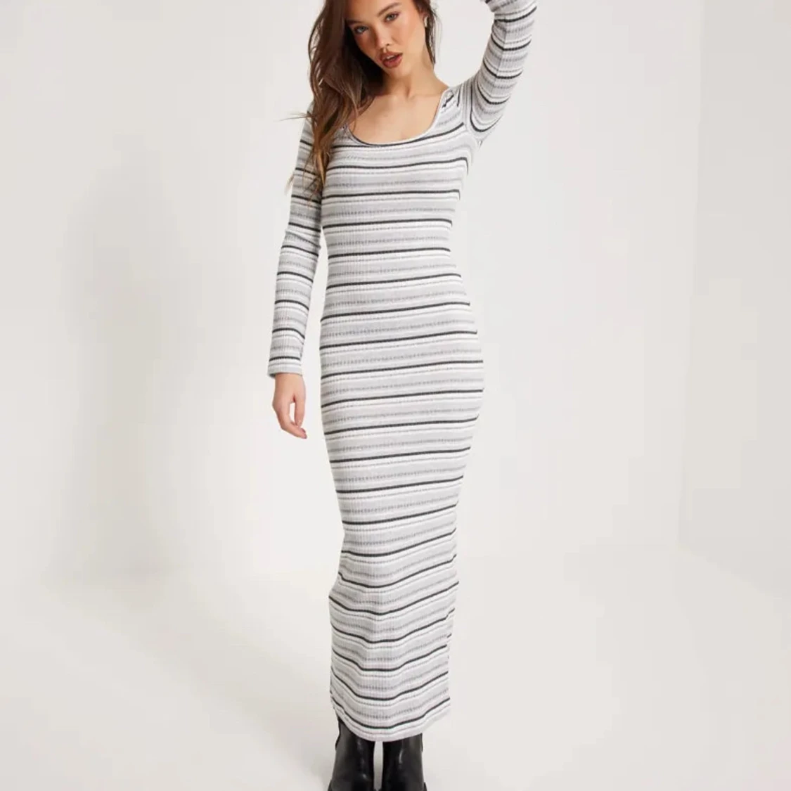 Randig långklänning i ribbat material - 2