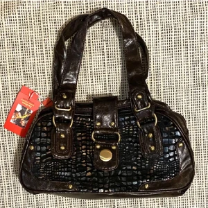 Brun y2k väska - Helt ny brun 2000s deadstock handväska, 36x22cm