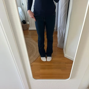 Mörkblå jeans från Levi's - Snygga mörkblå jeans från Levi's med en klassisk design. De har en medium rise midja och en bootcut-stil som ger en tidlös look. Perfekta för en avslappnad stil.