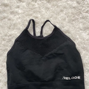 Svart topp från Relode stl M - Snygg svart topp från Relode stl M med meshdetaljer för extra ventilation. Inlägg medföljer ej, köparen betalar frakt☺️