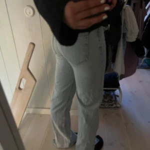 Ginatricot jeans - Säljer nu dessa blåa jeans ifrån ginatricot, det är i en bootcut/straight modell men slits där nere. Köptes för ett år sedan men har inte andvänt de för de är lite för små. Det är sanna i storleken (34) och långa i benen på mig som är 170❤️skriv för mer bilder, mått eller info🥰