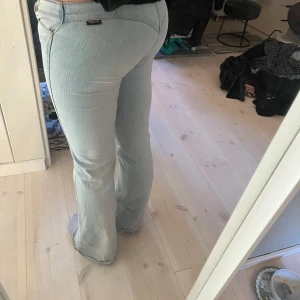 Wrangler jeans - Säljer nu dessa super snygga ljusblå jeans ifrån wrangler, köptes här på Plick i ny skick med lappen på och har alltså bara andvända ett fåtal gånger av mig. Säljer även nu för att det har blivit för små. Det är lågmidjade och bootcut❤️ skriv för fler frågor eller funderingar🥰