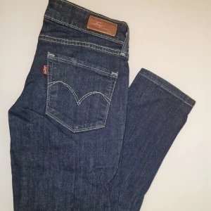 Mörkblå jeans från Levi's - Snygga mörkblå jeans som inte har blivit använda mer än 5 gånger. Inköpta för över 1000 kr. Garderobsrensning så kika gärna på övriga auktioner. 
