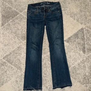 Blå jeans från American Eagle - Säljer dessa jättefina American Eagle jeans då dom tyvärr är för stora för mig i midjan, har sytt in dom i midjan men det är jätte enkelt att bara sprätta upp. Dom är också väldigt stretchiga. Lite stora på mig i benen som är 160cm❤️   innerbenes längd: 76 Midjemått: 35 Pris kan diskuteras vid snabb affär