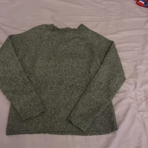 Grön stickad tröja från Vero Moda - Säljer en stickad tröja från vero Moda 