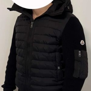 Moncler cardigan  - Säljer min moncler cardigan jätte fint skick. Storlek M. Perfekt att köpa nu till våren.