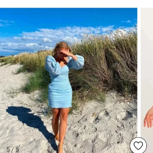 Klänning - Amaze me dress - Nelly  - Säljer en superfin ljusblå klänning med puffiga långa ärmar och en tight passform. Klänningen har en fyrkantig urringning och är gjord i ett texturerat material som ger en unik look. Perfekt för sommarens alla tillfällen! 💙Klänningen finns ej att köpa längre. Har en osynlig dragkedja på sidan av klänningen som gör det enklare att få den på sig