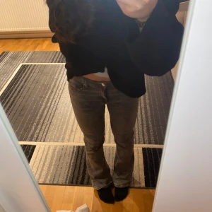Grå jeans från Gina Tricot - Snygga grå bootcut jeans från Gina Tricot i storlek 158. Säljer pågrund av att de inte kommer till andvändning💞 