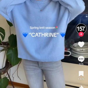 Ljusblå stickad tröja från Lager 157 - Mysig ljusblå stickad tröja från Lager 157. Knappt använd💕