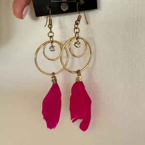 Örhängen fjädrar - Jättefina örongången, köpt utomlands. Perfekt till festival, sommar eller fest. Kika in min sida för fler andra modeller! Vissa är ny, testade eller använd fåtal gånger! Paketpris kan fixas!